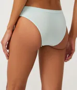 Pack de tres bombachas bikini de poliamida sin costuras, en colores blanco, rosa y verde agua.