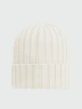 Gorro de lana tejido a canalé color blanco con logo de la marca bordado en el frente.