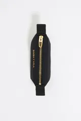 Monedero trapecio de tamaño mini, color crudo, con cierre dorado y logo de la marca estampado en dorado.