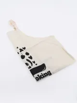 Delantal color natural con estampado de una olla y la frase "Cooking is love".