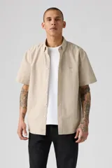 Camisa manga corta a rayas verticales color beige y blanco, con cuello abotonado y corte recto.