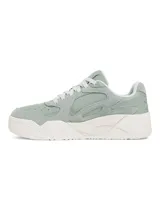 Zapatillas urbanas grises con detalles en blanco y celeste.