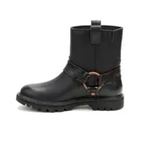 Bota de cuero negra con caña media, suela track y correa decorativa con hebilla metálica.