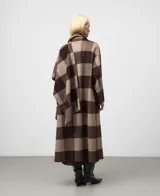 Abrigo largo de corte recto confeccionado en mezcla de lana merino con diseño de cuadros en tonos arena y marrón. Presenta cuello chimenea con cierre de botones, manga larga, delantero cruzado con botonadura y aberturas laterales.