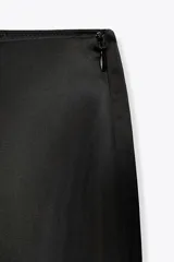 Pantalón largo de satén negro, de corte palazzo y tiro alto con cierre lateral oculto.