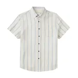 Camisa de manga corta con rayas verticales celestes sobre fondo blanco, cuello clásico y bolsillo de parche en el pecho.