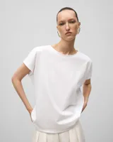 Remera blanca de algodón orgánico, corte recto, escote barco y manga corta.