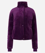 Campera deportiva de terciopelo color violeta, con cuello alto, cierre de botones, bolsillos laterales y puños ajustados.