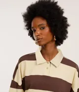 Remera manga corta con cuello polo, confeccionada en algodón bci y rayas horizontales en color marrón y beige.