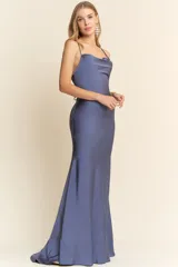 Vestido largo de satén color azul acero, con breteles finos y escote drapeado.