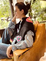 Sweater tejido artesanalmente en lana color negro, con apliques de corazones hechos a mano en crochet.