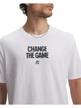 Remera blanca de manga corta con cuello redondo y estampado frontal con la frase "Change the Game" y el logo de Curry en negro.