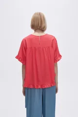 Blusa color coral con cuello redondo y mangas cortas con volados.