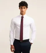 Corbata clásica color borgoña, de tela satinada con textura.