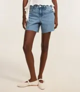 Short de jeans celeste con trabillas en la cintura, bolsillos y bajo deshecho. Presenta tachuelas en los bolsillos delanteros y laterales.