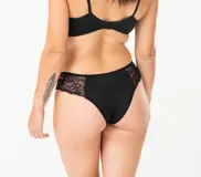 Bombacha color lila de lycra con detalles de encaje floral en los laterales.