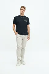 Remera verde con estampado en el pecho, de manga corta y corte regular.