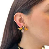 Aros pequeños con forma de mosca, hechos en metal dorado y resina de colores.