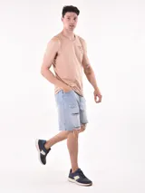 Musculosa blanca con estampado pequeño en el pecho.