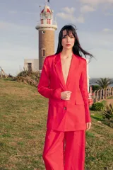 Blazer rojo de lino con corte recto, solapas clásicas, cierre con un botón y bolsillos frontales con solapa.