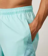 Bermuda deportiva celeste con detalles de recortes laterales con estampado de puntos.