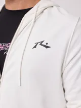 Canguro blanco con cierre frontal, capucha con cordones ajustables y logo de la marca bordado en el pecho.