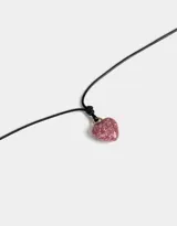 Gargantilla con cordón negro ajustable y dije de corazón rosa con glitter.