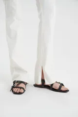 Pantalón recto color blanco, con diseño elegante y corte moderno.