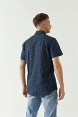 Camisa de hombre de manga corta, con diseño floral y fit slim, ideal para un look fresco de primavera.