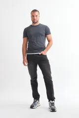 Remera gris de manga corta con cuello redondo y detalles blancos a contratono en cuello y ruedo.