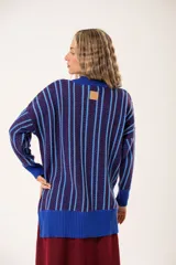 Sweater de cuello redondo y manga larga, con terminación en puños acanalados y tajos laterales. Tejido panal con diseño a rayas. Confeccionado en hilado 50% algodón.