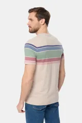 Remera de manga corta con diseño a rayas horizontales en tonos azul, verde, beige y rosa.