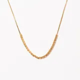 Collar dorado con cadena fina y cuentas cúbicas.