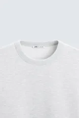 Sudadera azul marino de cuello redondo y manga larga, corte relaxed fit y terminaciones en rib.