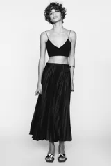 Falda midi plisada color marrón oscuro, de tiro alto y cintura elástica.