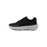 Championes Nike Interact Run negros con suela blanca.