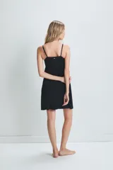 Camisón corto negro con breteles finos y escote en V con detalle de encaje.