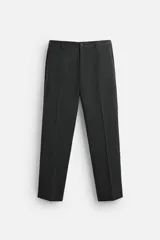 Pantalón de vestir slim fit color gris oscuro confeccionado en tejido con 17% de lana. Cuenta con bolsillos frontales y traseros de vivo con botón. Cierre frontal con cremallera y botón.