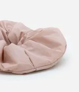 Elástico para el pelo tipo scrunchie grande, color rosa pálido, confeccionado en poliéster.