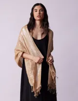 Pashmina Jessica McClintock de gasa plisada color beige con detalles de lurex y flecos.
