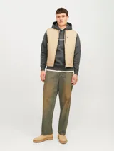 Canguro gris oscuro de manga larga con capucha, fit relajado, bolsillo tipo canguro y estampado en relieve con el texto "(riginals Studi)".