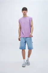 Musculosa lila con cuello redondo y sisas amplias. Estampado pequeño con el logo 'UNF' en el pecho.