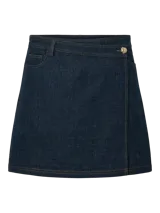 Minifalda de jean azul oscuro con corte evasé, cierre lateral con botón dorado y costuras a la vista en color ocre.