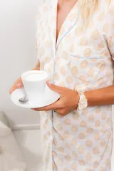 Camisa corta de algodón estampado con cuello clásico, abotonada adelante con vivo y mangas cortas.