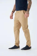 Pantalón chino de gabardina color beige, de corte regular, con cierre frontal y bolsillos laterales y traseros.