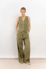 Pantalón de lino color mostaza, de corte recto, con cintura elastizada y costuras en contraste.