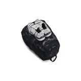 Mochila Under Armour negra con logo blanco, tecnología UA Storm resistente al agua, panel trasero acolchado, correas ergonómicas ajustables, funda para laptop de hasta 15 pulgadas, cordón frontal elástico y dos bolsillos laterales para botellas.