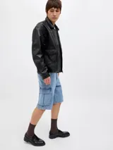 Bermuda cargo de denim celeste con bolsillos laterales y cierre con cremallera. Confeccionado en tejido de sarga con mezcla de algodón y fibras recicladas.