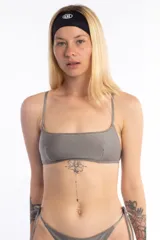 Top musculosa gris con escote recto, breteles finos y relleno.