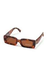 Lentes de sol rectangulares color burdeos con protección UV.